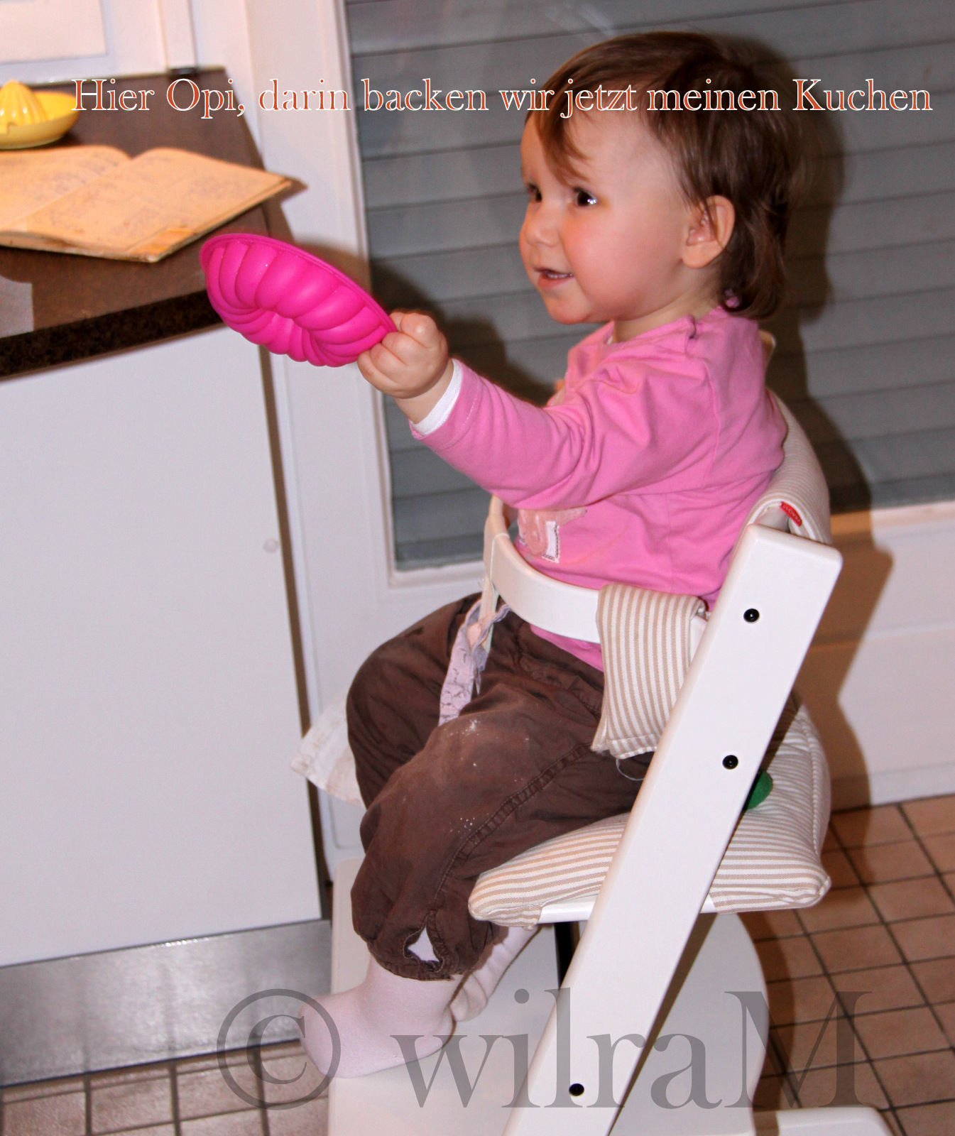 Mimi-Felia beim Kuchenbacken